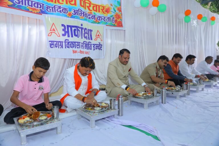 बच्चों के साथ बैठकर मंत्री कैलाश विजयवर्गीय ने किया मध्याह्न भोजन